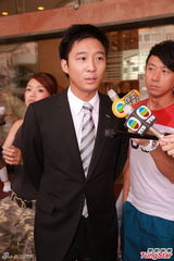 组图：霍启山先行离开医院 称全家都在学抱小孩