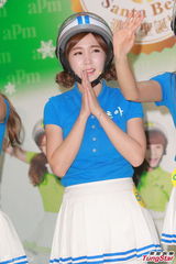 组图：Crayon Pop戴头盔现身握手会 大跳热舞