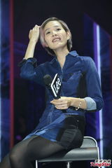 组图：方大同抱病开唱嗓音哑 张悬青峰手机传情