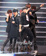 组图：偶像组合Beast联手4minute开唱