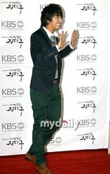 组图：尹时允柳真等参加《面包王金卓求》庆功宴