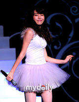 组图：韩歌手IU出道千日粉丝见面会 公主裙可爱俏皮