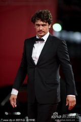 组图：电影《萨尔》首映 男演员Val Lauren大玩自拍