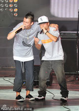 组图：陈冠希嘻哈范十足亮相大连潮人音乐节