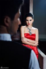 组图：莫小棋性感红裙写真 明艳动人女神范儿