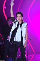 组图：歌手2突围赛廖凡主持 邓紫棋周笔畅观战