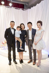 组图：刘孜全家齐亮相 富豪老公捞金不手软