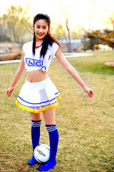 高清图：内地版杉菜颖儿 成首位清纯版足球宝贝