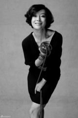 组图：苏岩性感出镜 成熟优雅气场强大