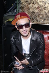 组图：李璨琛出席品牌活动 关楚耀洪天明同场