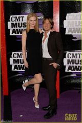 组图：群星亮相乡村奖红毯 泰勒裸背妮可秀恩爱