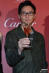 组图：熊黛林携手张智霖出席活动 大露背打扮抢镜