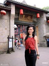 组图：邓紫棋前往成都宣传 大啖地道四川美食