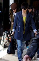 高清组图：李宇春街拍 蓝色风衣搭配牛仔裤