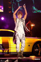 组图：吴克群个唱湿身秀腹肌 和女模互摸掀高潮