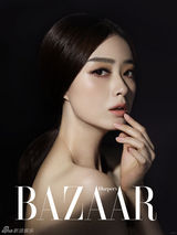 组图：蒋欣美妆大片微露香肩秀迷人锁骨