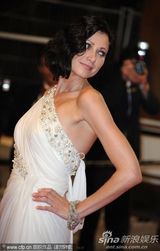 《宝莱坞》首映 女星高贵白裙不敌舞者性感蛮腰