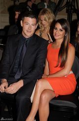 组图：阿尔芭和米拉齐穿黑裙闪耀范思哲秀