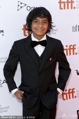 组图：《对的错误》首映 莎拉-坎宁着抹胸裙