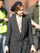 组图：凯特-温斯莱特接班人拍新片 演绎知性美