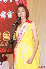 组图：黄夏蕙谷事业线现身 不让年轻佳丽专美