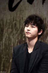 高清组图：韩片《狼族少年》发布宋仲基朴宝英亮相