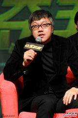 组图：全智贤优雅亮相宣传 盼与徐峥合作