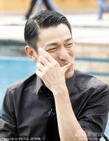 高清图：刘德华提前庆生大快朵颐 吃蛋糕舔手指