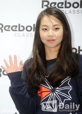 组图：WG成员昭熙为品牌站台 休闲装显甜美