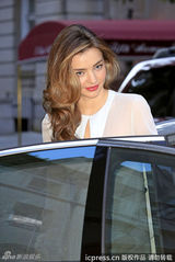 组图：米兰达-可儿白色透视礼服亮相 性感迷人