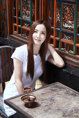 组图：陶红写真幽静素雅 白色蕾丝裙显恬静