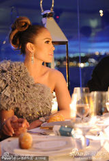 幻灯：《名利场》戛纳办派对 洛佩兹邓文迪争艳