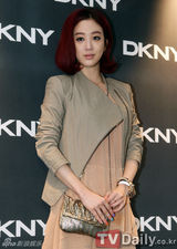 组图：少女时代郑丽媛等盛装出席品牌时尚秀