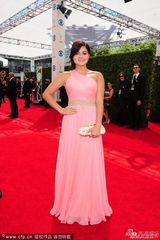 组图：《摩登家庭》阿芮尔-温特粉裙显丰满上围