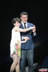 组图：许茹芸新婚首唱 与老公台上牵手拥抱