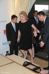 组图：法国影后新作曝光 最爱与女儿重逢一幕