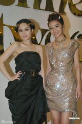 组图：Twins出席品牌活动 穿“恨天高”戴恶魔角