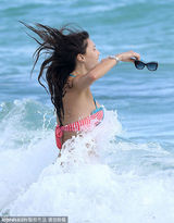 组图：巴西超模茱莉亚挺胸战海浪 尴尬不停乔衣