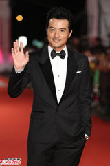 组图：群星亮相金钟奖红毯 林依晨陈柏霖受追捧