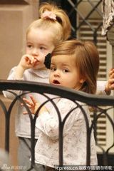 组图：杰西卡-帕克抱双胞胎出街 姐妹俩可爱萌人