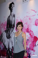 组图：林忆莲红馆个唱落幕 感谢歌迷一路陪伴