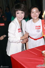 组图：黄宗泽岑丽香合照显尴尬 对绯闻做足准备