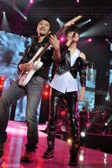 高清图：李宇春个唱成催泪弹 谢霆锋重弹吉他落泪