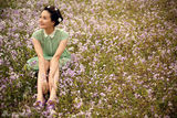 组图：于越碎花裙清爽写真 演绎盛夏田园风
