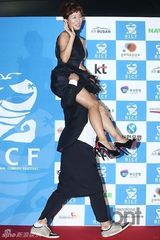 组图：韩国际喜剧节红毯挤胸熊抱肉搏精彩不断