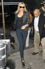 组图：查理兹-塞隆街拍帅气中性风