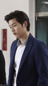 高清图：宋仲基拍广告正装有型眼神深邃