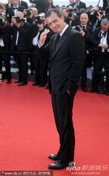 组图：埃夫隆库萨克等现身《报童》红毯