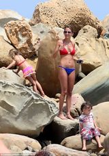 组图：妮可-里奇携子女沙滩戏水 摆POSE乐开怀