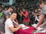 组图：甄子丹深圳签书会动容 2000影迷齐唱生日歌  